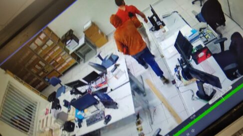 Assaltantes invadem agência da Caixa e roubam R$ 1 milhão (Foto: O Diário de Barretos) Assaltantes invadem agência da Caixa e roubam R$ 1 milhão (Foto: O Diário de Barretos)