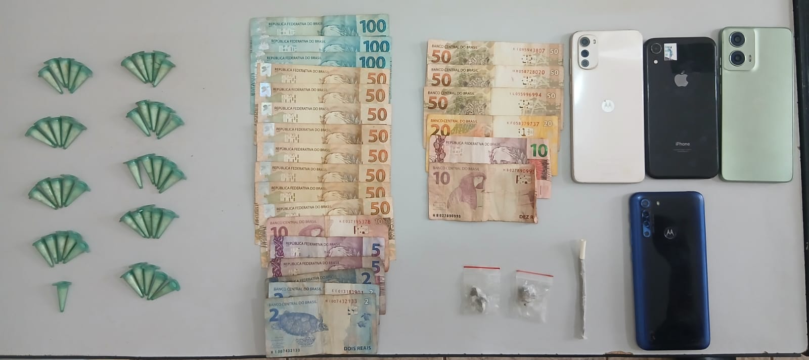 PM aborda suspeitos e apreende drogas em Guaíra