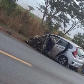 Colisão envolve caminhão canavieiro e carro na Assis Chateaubriand (Foto: O Diário de Barretos) Colisão envolve caminhão canavieiro e carro na Assis Chateaubriand (Foto: O Diário de Barretos)