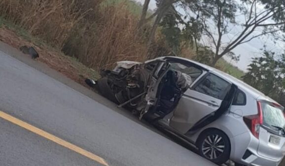 Colisão envolve caminhão canavieiro e carro na Assis Chateaubriand (Foto: O Diário de Barretos)