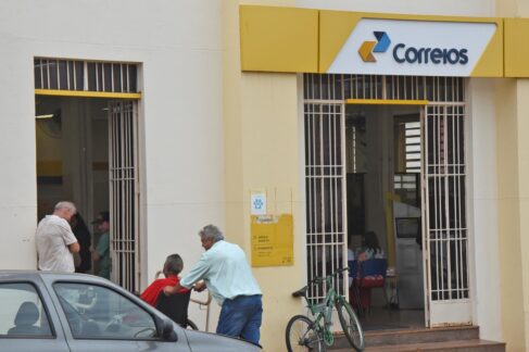 RESTITUIÇÃO: Agência localizada na rua 14, centro, registrou grande movimento na segunda-feira Correios iniciam ressarcimento do INSS