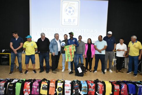 WhatsApp Image 2025-07-15 at 14.27.26 A Prefeitura da Estância Turística de Barretos e a Liga Barretense de Futebol (LBF) promoveram na noite de segunda (14), a entrega oficial dos kits esportivos às equipes que disputarão o Campeonato Varzeano 2025.