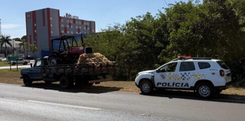 Polícia Rodoviária apreende trator com sinais identificadores adulterados (Foto: O Diário de Barretos) Polícia Rodoviária apreende trator com sinais identificadores adulterados (Foto: O Diário de Barretos)
