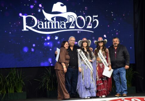 BELEZA: As eleitas Lara e Thaiene receberam o carinho o Clube Os Independentes, na foto elas com Fernando Moni Rainha e Princesa da Festa do Peão são eleitas nos 70 anos do evento