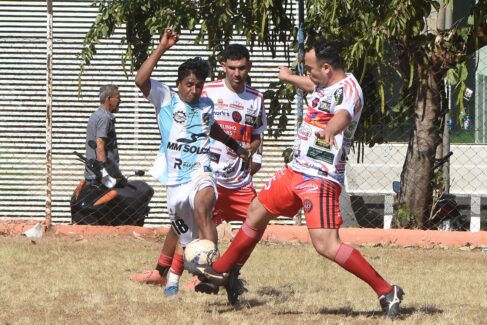 WhatsApp Image 2025-07-20 at 17.22.46 O Campeonato Amador Varzeano prossegue neste domingo (27), com jogos da 2ª rodada da Série A com cinco jogos e sete jogos válidos pela 1ª rodada da Série B.