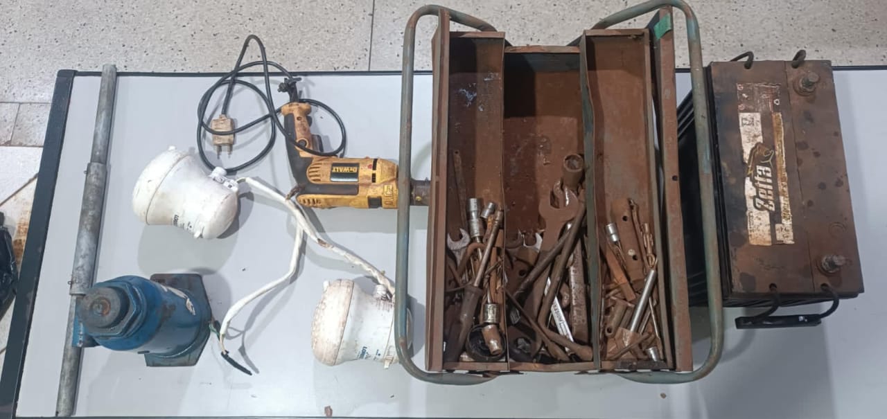 Polícia prende três por furto em barracão de oficina  