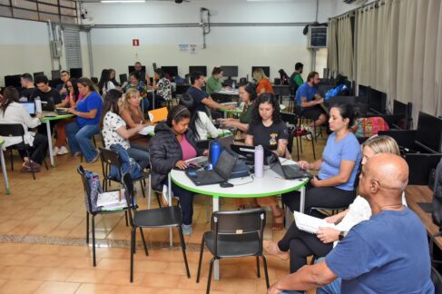 REPLANEJAMENTO: Professores discutem ações de trabalho na escola Paulina Nunes em Barretos Replanejamento marca fim das férias na rede estadual