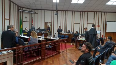 Teve início nesta segunda (21), no salão do Júri da Comarca de Barretos, o julgamento de quatro réus envolvidos na morte da vítima Antônio Carlos de Oliveira, ocorrida nos fundos de um posto de combustível, no dia 11 de fevereiro de 2022.