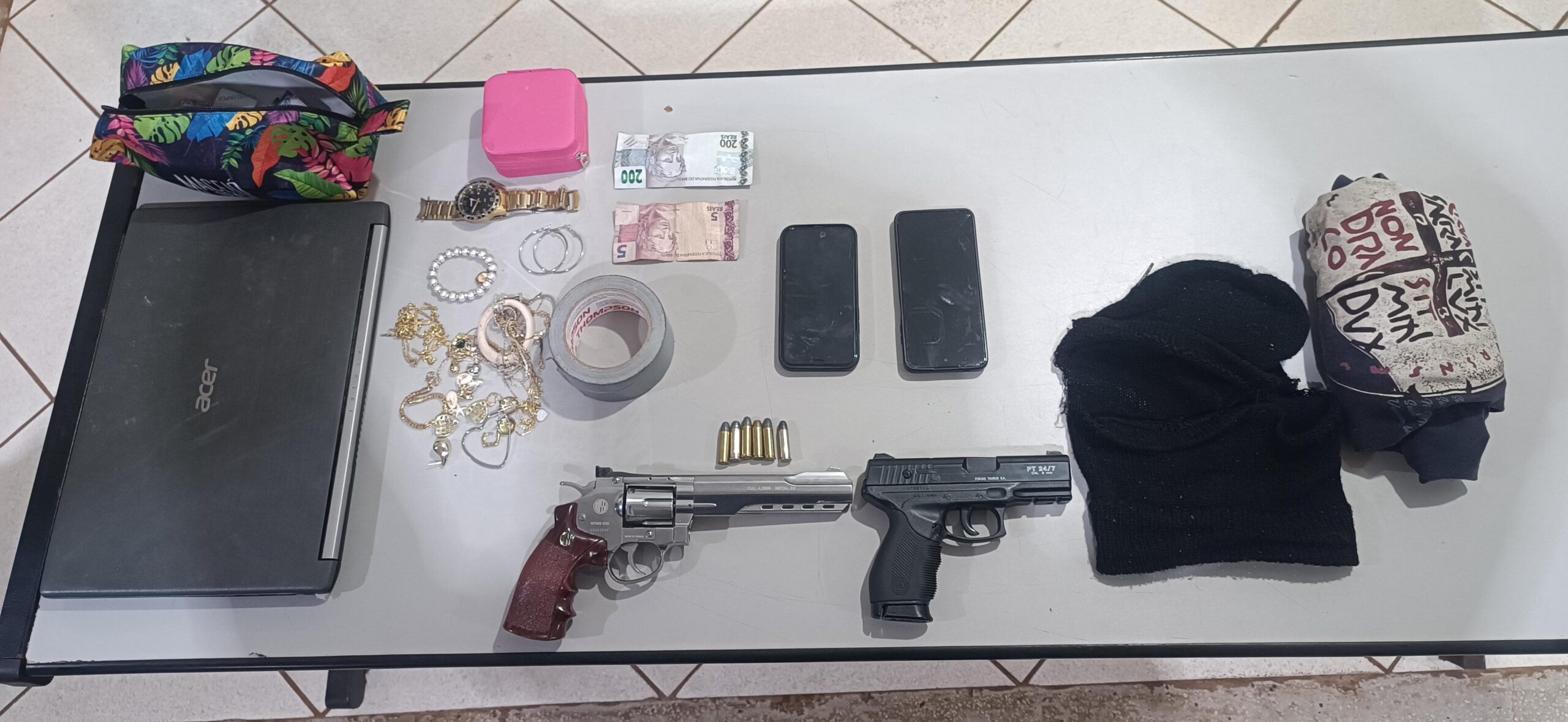 Polícia Militar detém assaltantes durante roubo a residência
