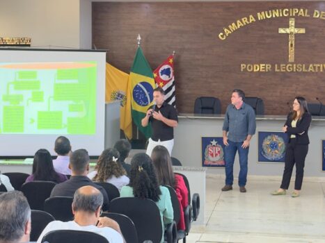 WhatsApp Image 2025-07-24 at 13.49.54 A chefe do Departamento de Receita da Secretaria Municipal de Finanças, Jaqueline Pacheco Ladário, e os fiscais tributários Nelson Balduíno da Silva e Agrimaldo Marcelino Costa participaram na quarta (23)