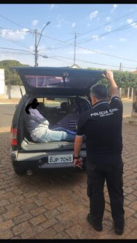 Polícia Civil prende suspeito de fraudes empresariais (Foto: O Diário de Barretos) Polícia Civil prende suspeito de fraudes empresariais (Foto: O Diário de Barretos)