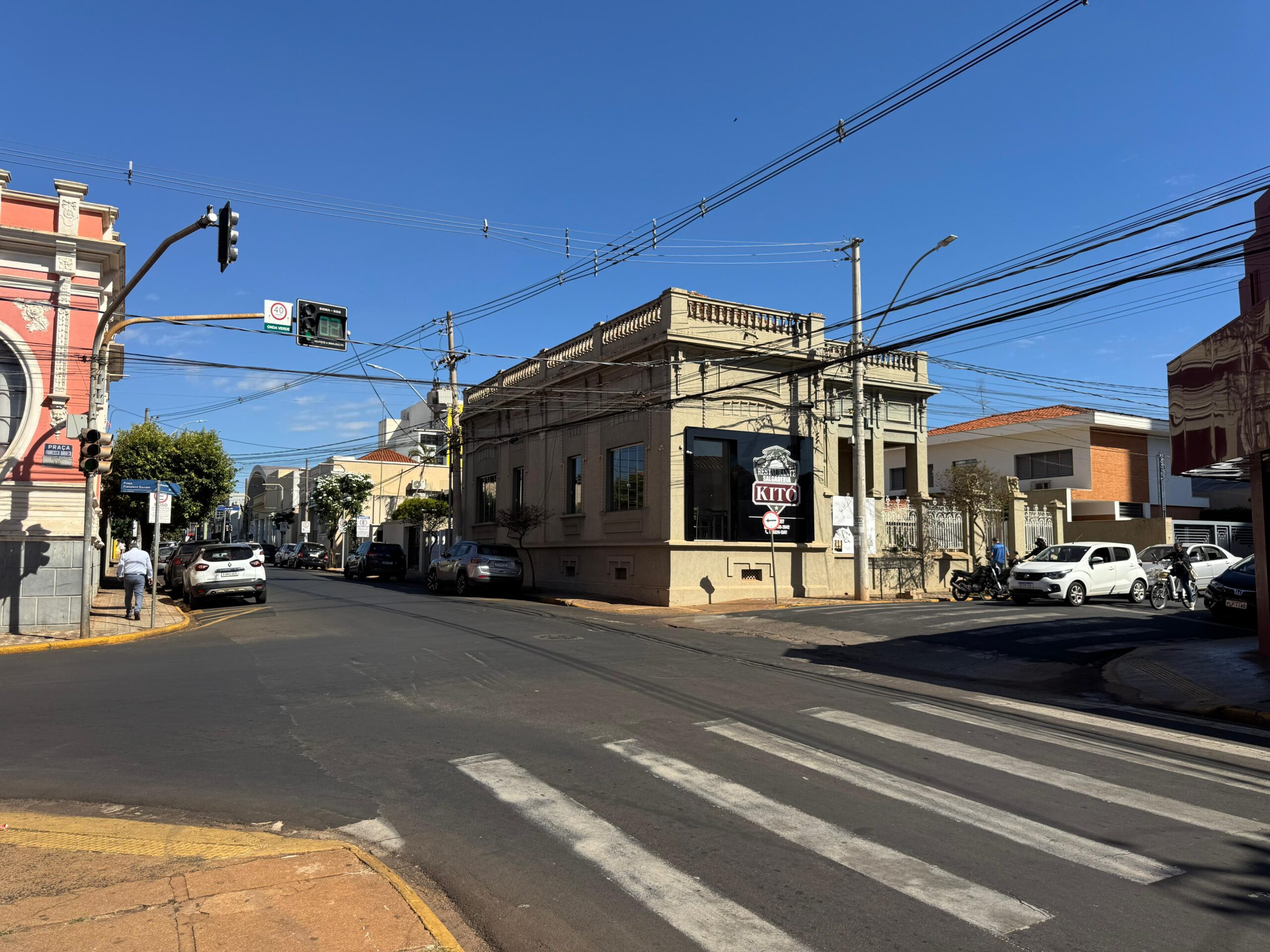 Intervenção em área de estacionamento altera trânsito na Rua 18