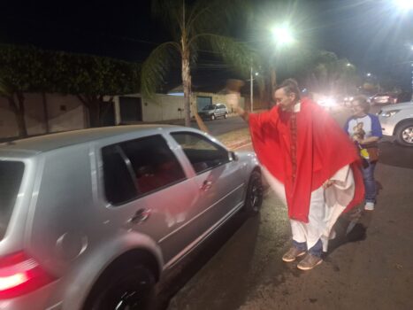 TRADIÇÃO: Padre Deonisio Helko durante benção dos veículos Dia de São Cristóvão atrai grande número de devotos