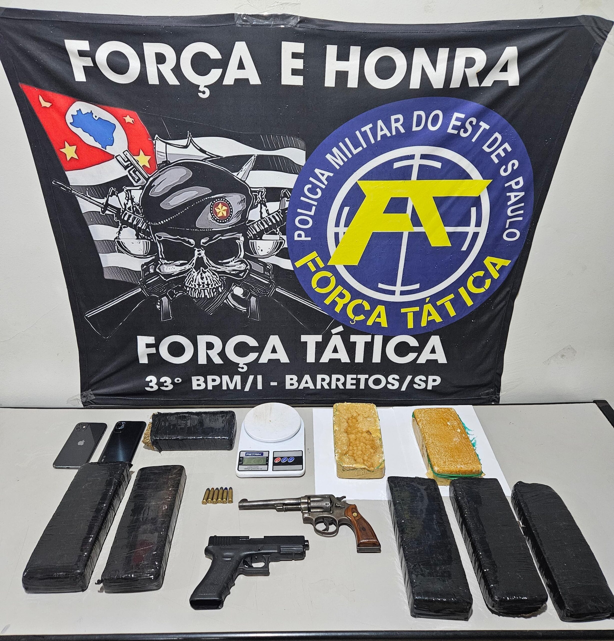 Polícia Militar encontra arma e apreende mais de 6,5kg de entorpecentes