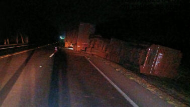 Semirreboque canavieiro tomba em rodovia (Foto: O Diário de Barretos)