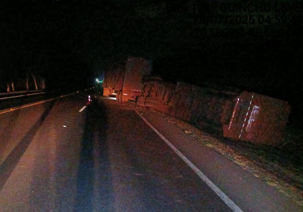 Semirreboque canavieiro tomba em rodovia
