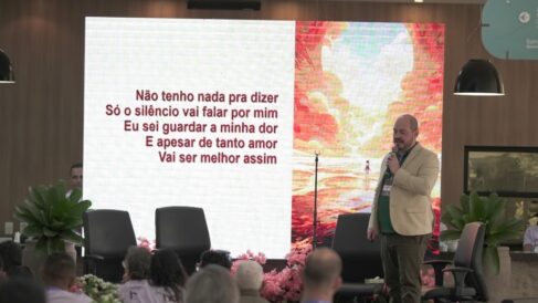 RESsIGNIFICANDO: Palestras marcaram evento, na foto o psicólogo Nichollas fala aos presentes Encontro promove reflexão sobre o luto de quem ficou