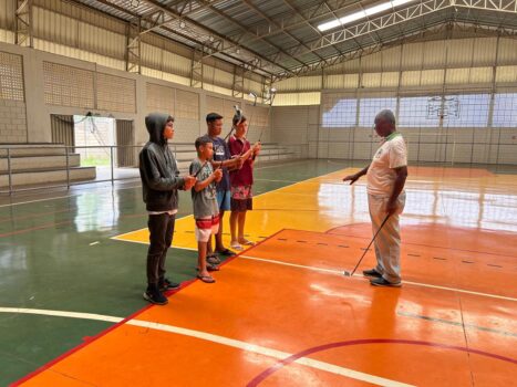 VETERANO: Joel afirma que vê na associação criada futuros atletas na foto apresentando esporte na escola Técnico veterano vê potencial de crianças para o golfe em Barretos