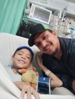 RECOMEÇO: Davi ao lado do pai Sérgio onde passou pelo transplante Estudante vence a espera e recebe transplante renal em hospital especializado em São Paulo