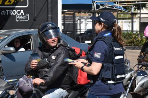 EDUCATIVA: Ação com participação de agentes do órgão estadual e municipal em avenida Ação educativa conjunta de segurança orienta condutores