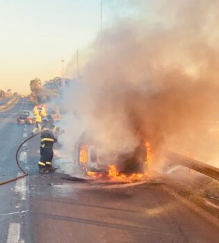 Bombeiros apagam incêndio em caminhonete na Faria Lima (Foto: O Diário de Barretos) Bombeiros apagam incêndio em caminhonete na Faria Lima (Foto: O Diário de Barretos)