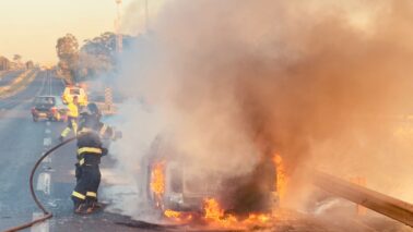 Bombeiros apagam incêndio em caminhonete na Faria Lima (Foto: O Diário de Barretos)