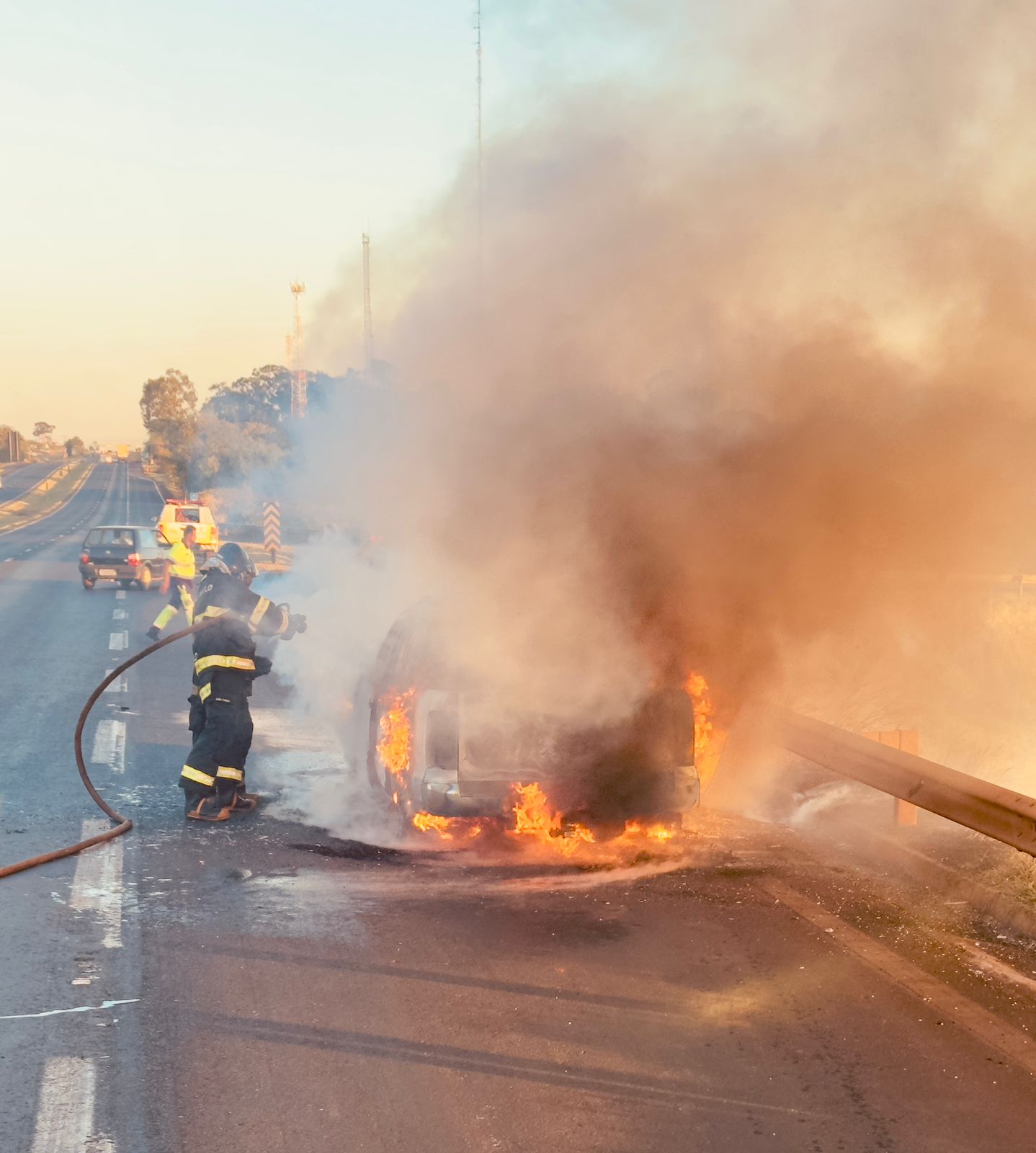 Bombeiros apagam incêndio em caminhonete na Faria Lima