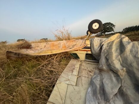 Avião caiu dentro da área do aeroporto de Barretos após bater em alambrado Avião caiu dentro da área do aeroporto de Barretos após bater em alambrado