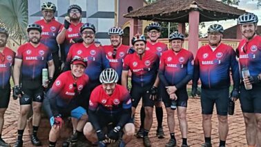 Grupo de Pedal Barretos Bikers com camiseta alusiva aos 70 anos da Festa do Peão