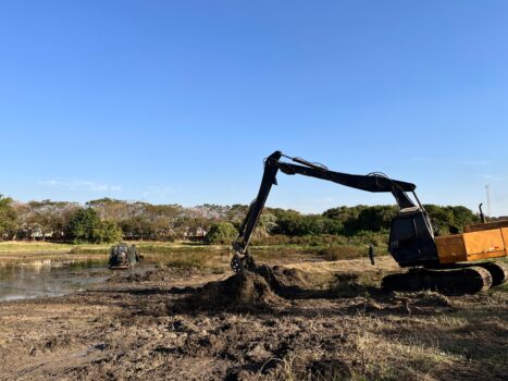 Máquinas trabalham no lago situado no Jardim Europa, em Barretos (Foto: Divulgação) Máquinas trabalham no lago situado no Jardim Europa, em Barretos (Foto: Divulgação)
