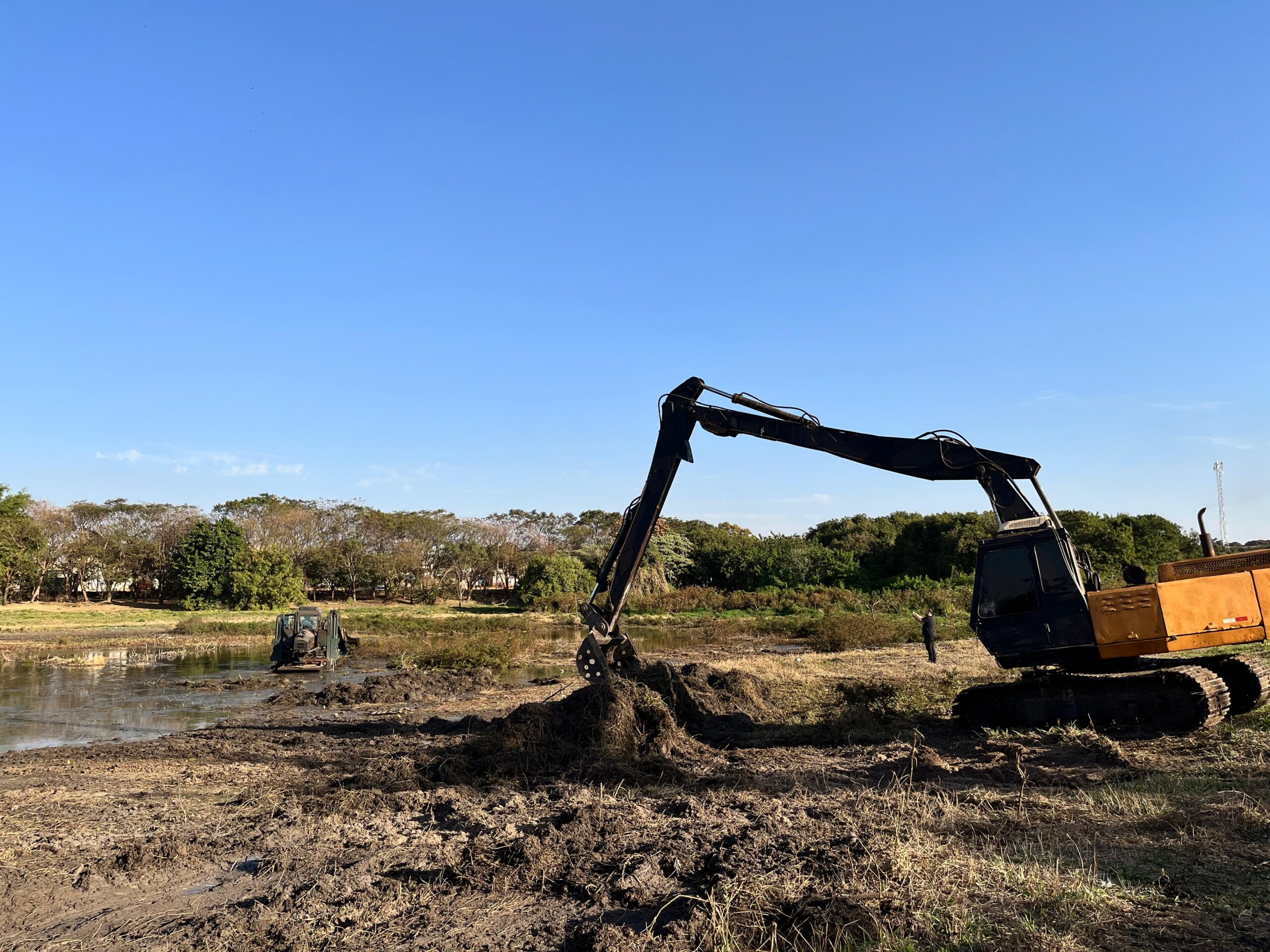 Programa municipal inicia revitalização de lagoa em bairro