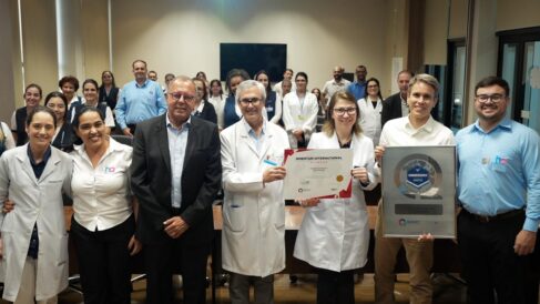 Henrique Moraes Prata com a placa da acreditação, o médico André Pinto, o CEO Rubens Covello e colaboradores do HA Henrique Moraes Prata com a placa da acreditação, o médico André Pinto, o CEO Rubens Covello e colaboradores do HA