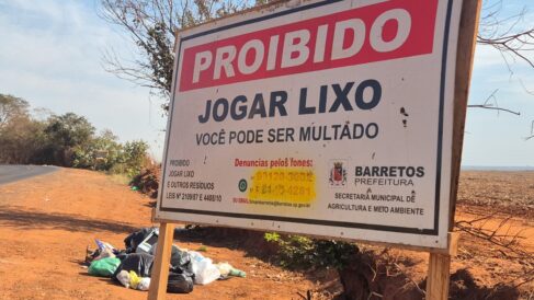 Descarte irregular de lixo ao lado de placa que indica proibição (Foto: Divulgação) Descarte irregular de lixo ao lado de placa que indica proibição (Foto: Divulgação)