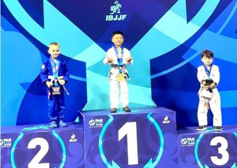 lutador 1 Os irmãos José Octavio, 9 anos e João Octavio, 6 anos, representaram a cidade de Barretos no último sábado (26), em Orlando-EUA, no campeonato Pan Kids de Jiu-Jitsu