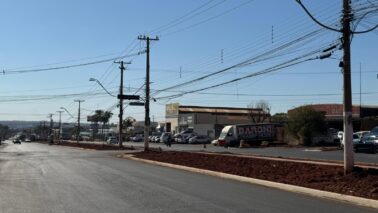 Postes serão retirados do canteiro central e posteriormente colocados nas laterias da avenida (Foto: Divulgação)