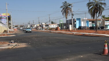 As obras da Avenida Necker Carvalho de Camargos estão em andamento na cidade de Barretos desde o ano passado, com recursos do Governo de São Paulo e contrapartida da Prefeitura da Estância Turística de Barretos.