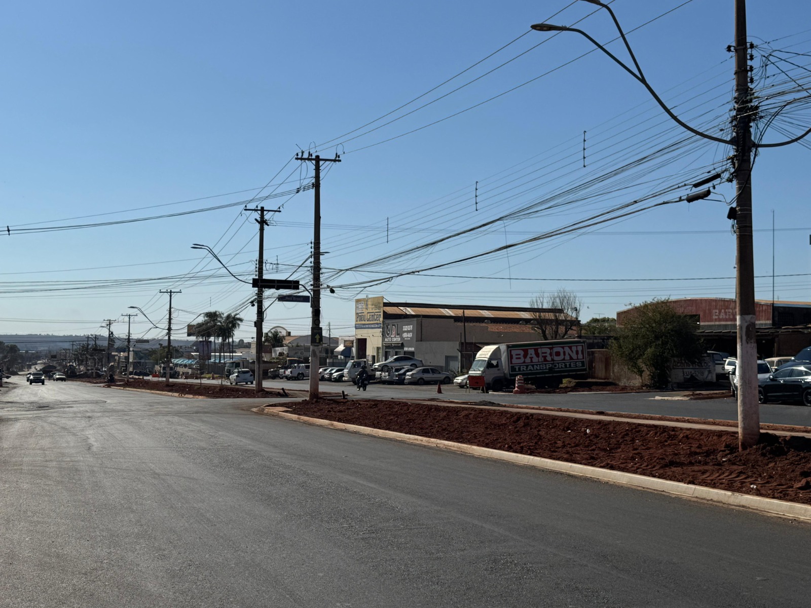 Retirada de fiação e postes para continuidade de obras em avenida