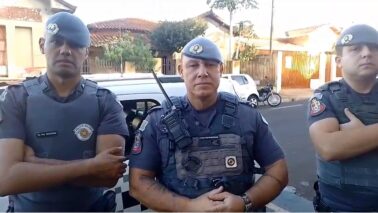 Policiais militares que atuaram na prisão do acusado de furtar aparelho usado por bebê (Foto: Divulgação)