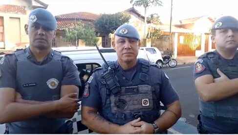 Policiais militares que atuaram na prisão do acusado de furtar aparelho usado por bebê (Foto: Divulgação) Policiais militares que atuaram na prisão do acusado de furtar aparelho usado por bebê (Foto: Divulgação)