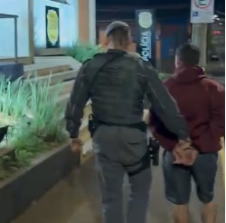 prisão Os policiais militares Tenente Breno Wolga e soldado Jeferson durante patrulhamento pela avenida dos Coqueiros, suspeitaram de uma motocicleta que ultrapassou a viatura em alta velocidade.