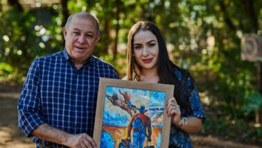 Bettina entregou o quadro ao presidente Jeronimo (Foto: Erico Andrade)