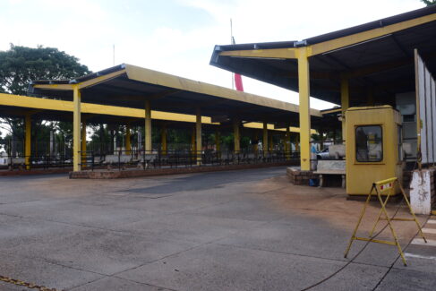 Terminal de ônibus localizado na rua 32, entre avenidas 23 e 25, na praça 9 de Julho Terminal de ônibus localizado na rua 32, entre avenidas 23 e 25, na praça 9 de Julho