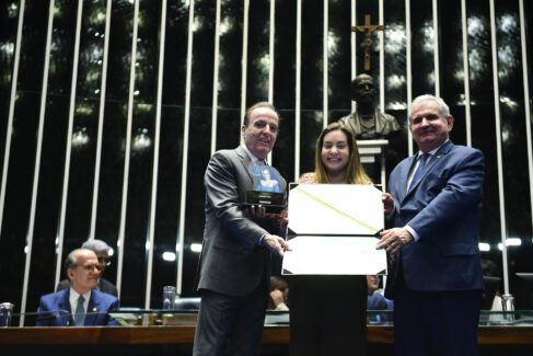 Henrique recebeu a comenda de Liana Andrade (representante do presidente do Senado) e do senador Angelo Coronel (Foto: Saulo Cruz/Agência Senado) Henrique recebeu a comenda de Liana Andrade (representante do presidente do Senado) e do senador Angelo Coronel (Foto: Saulo Cruz/Agência Senado)