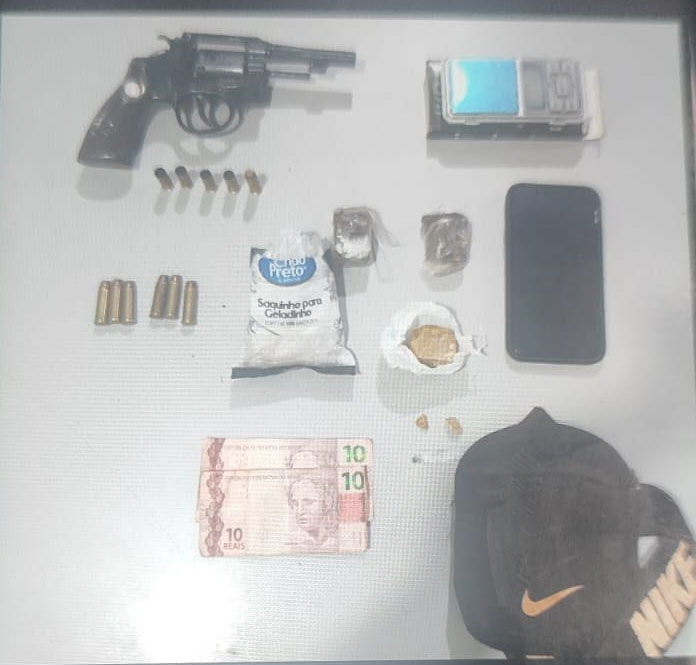 Polícia Militar prende dois e encontra arma e drogas