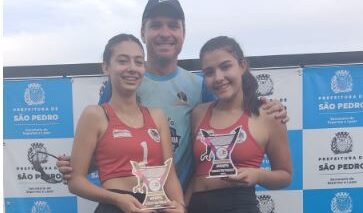 A dupla barretense Júlia e Sófia foram vice-campeãs na sétima etapa do Circuito Estadual de Vôlei de Praia da APV, categoria Sub-18, realizada no final de semana na cidade de São Pedro.
