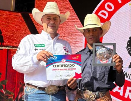 Capturar O jovem Guilherme Santana Meira, de São Jorge do Patrocínio (PR), sagrou-se bicampeão do Rodeio Júnior na Festa do Peão de Barretos, somando 340,50 pontos. Aos 17 anos, ele já havia conquistado o título em 2024 e agora consolida seu nome entre as grandes revelações da arena.