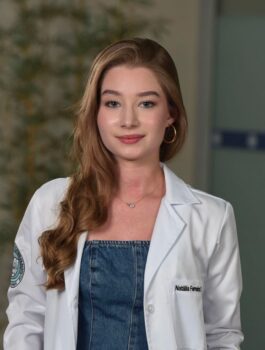 Natália Ferreira Carneiro, estudante do 1º período do curso de Medicina da Facisb, orientada pela profª Larissa Donadel Barreto Sargentini Os efeitos adversos dos “chips da beleza” e das injeções de emagrecimento