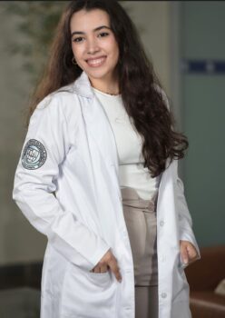 Eliz Lunardi de Oliveira, estudante do 1° período do curso de Medicina da FACISB, orientada pelo prof. Sérgio Vicente Serrano Telemedicina no SUS: acessibilidade, eficiência e humanização no cuidado oncológico