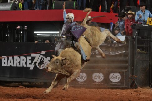 IMG-20250826-WA0002 Competidores de Ribeirão Preto e Amparo empatam na primeira noite da final da Liga Nacional de Rodeio