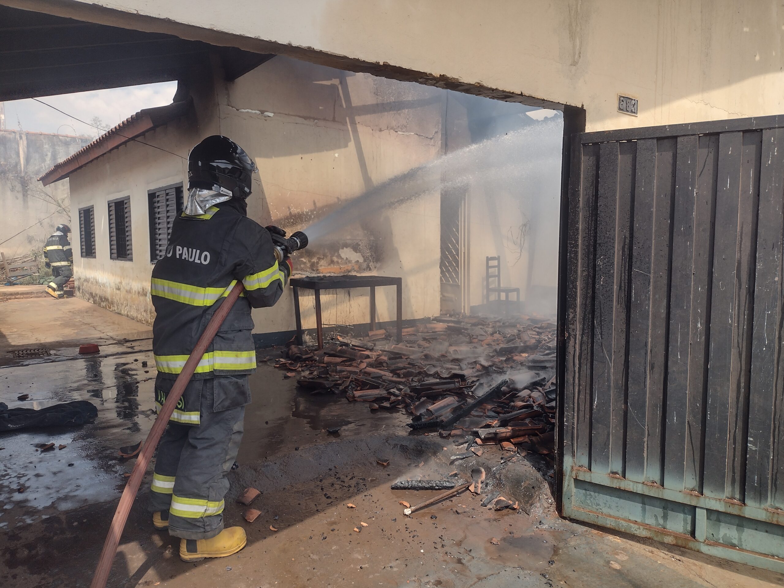 Polícia prende dois por incêndio criminoso a residência